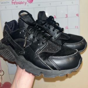 Nike Black Huaraches